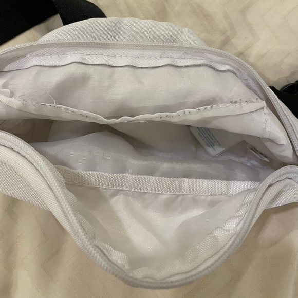 FILA FANNY PACK IN WHITE - Picture 4 of 7